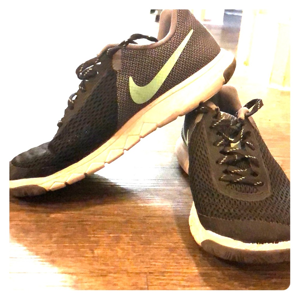 Size 8 fairly worn Nike tennis shoes!!